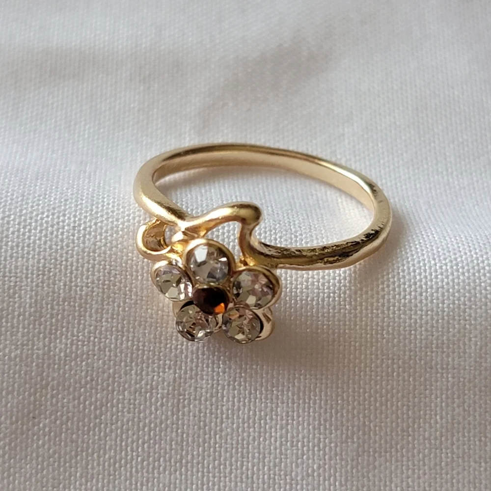 Flower Ring Gold Tone Rhinestone Gem
